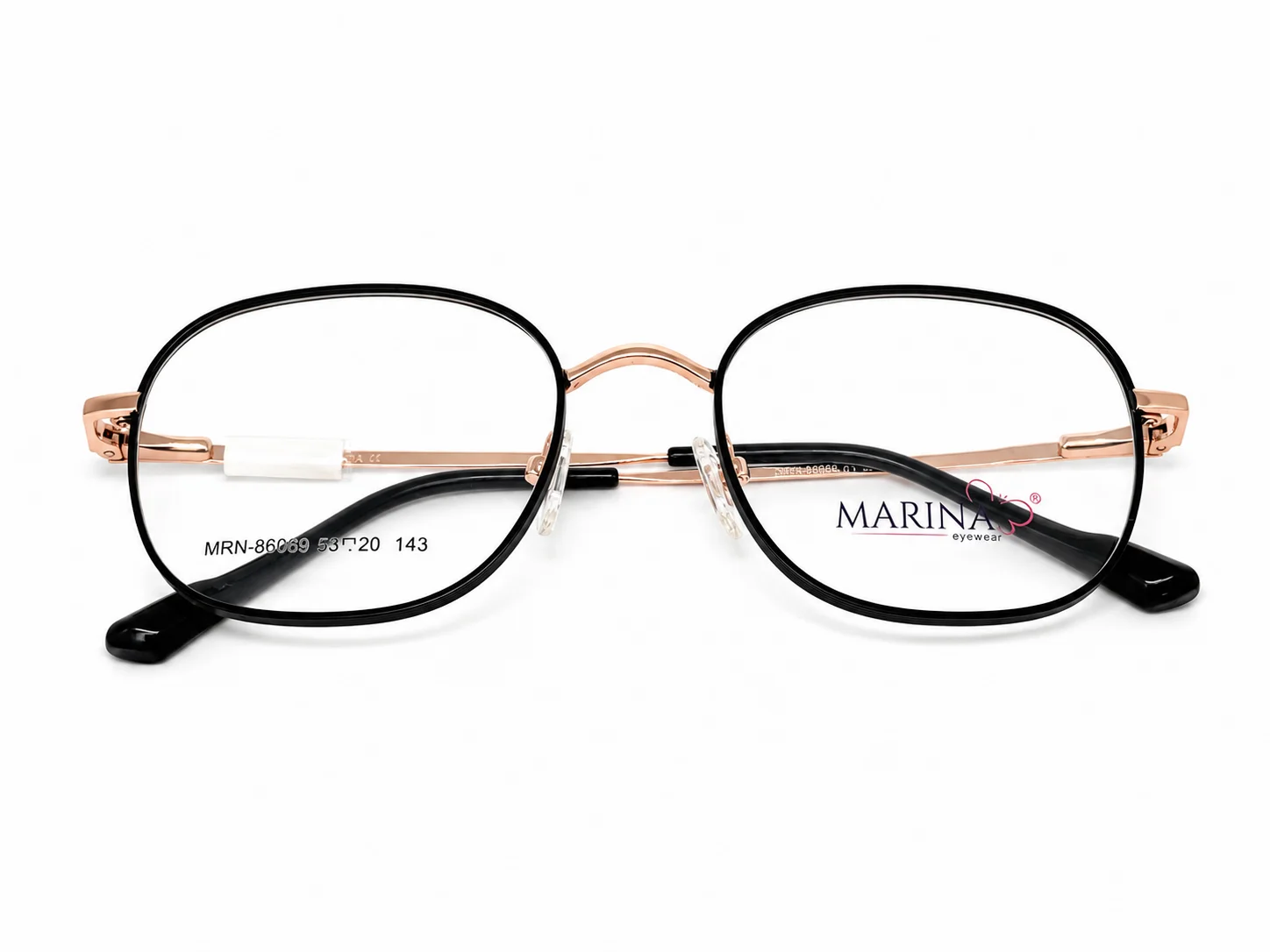 El armazón MARINA MRN86069 negro con las varillas cerradas
